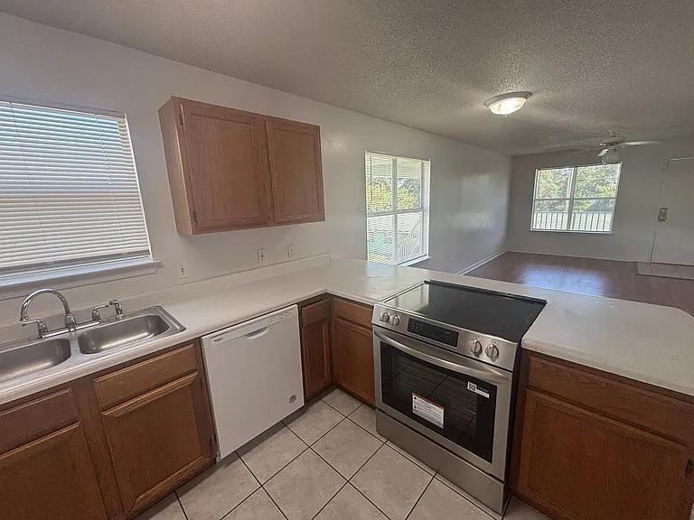 565 Florosa Ct — Photo 7