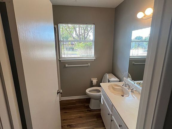 5th image of 1206 Julie St