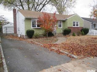 134 9th St, Hicksville, NY 11801