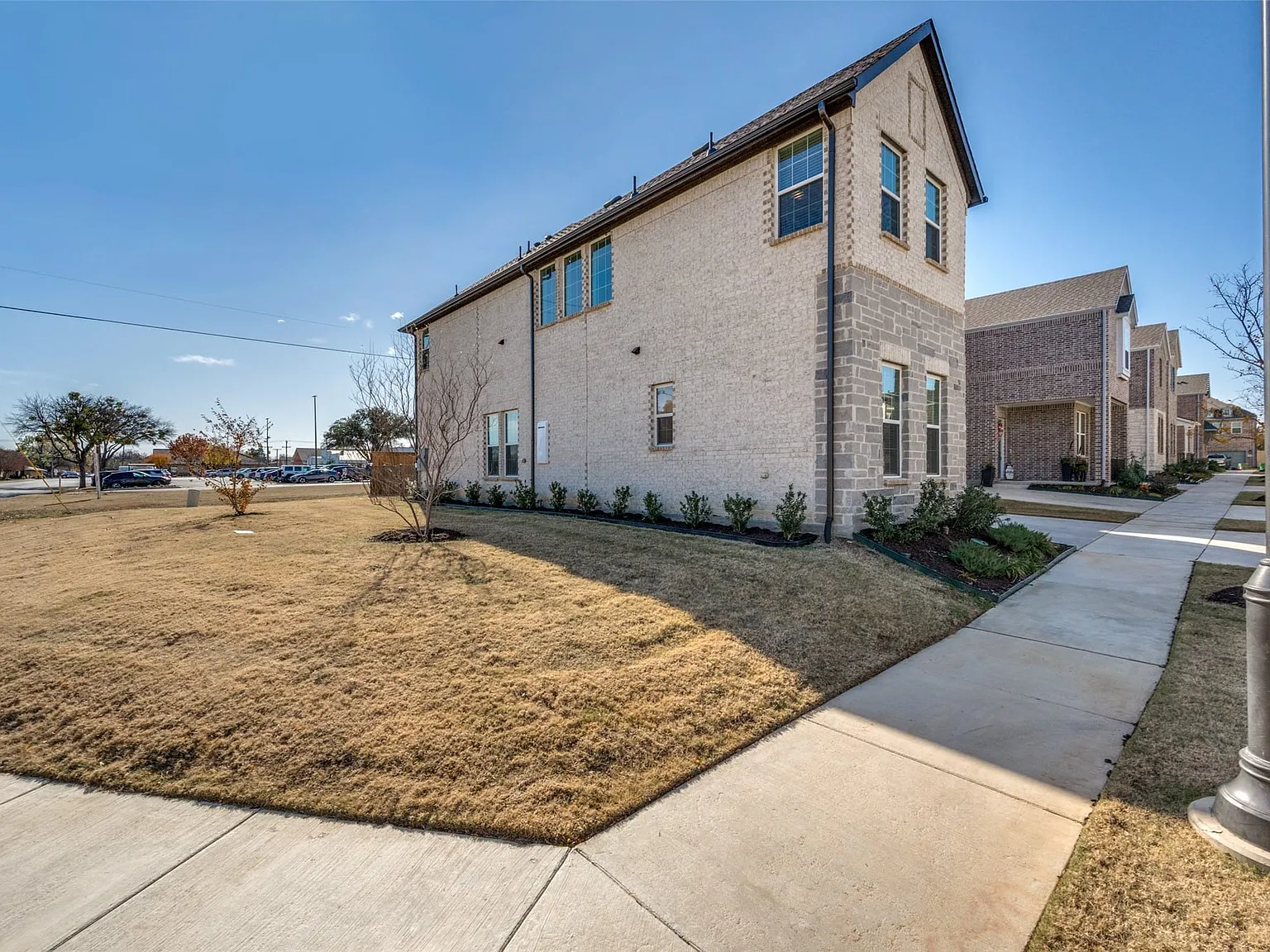 4 bed, 3.0 bath, 2186 sqft, $3,195 — Photo 2
