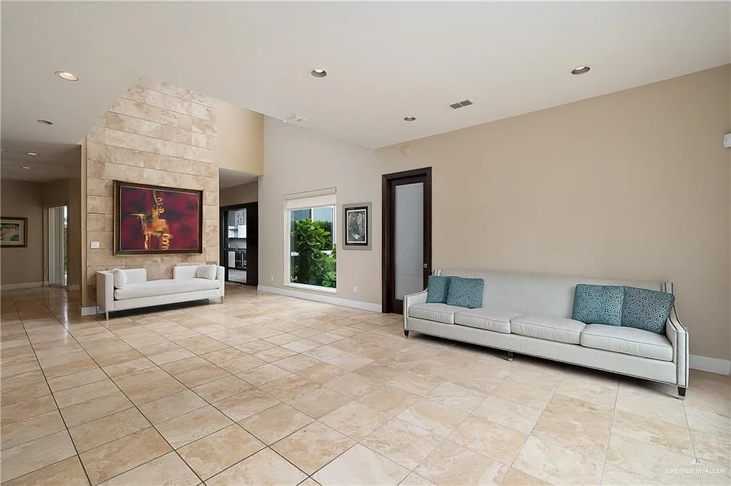 5 bed, 4.5 bath, 4057 sqft, $4,500 — Photo 3