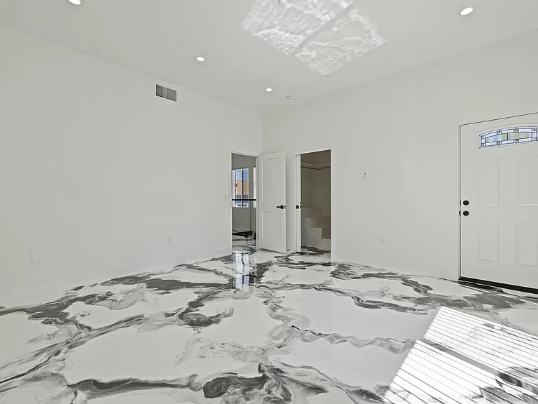 15209 Cohasset St — Photo 25