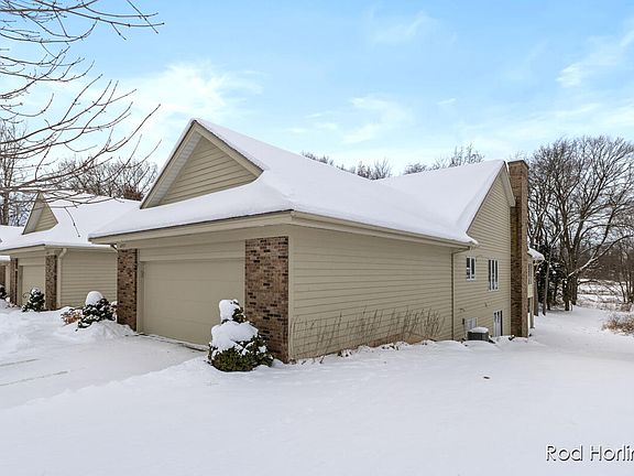 2nd image of 6977 Pinehurst Ln NE