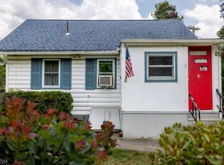 2 Seminole Trl, Oak Ridge, NJ 07438