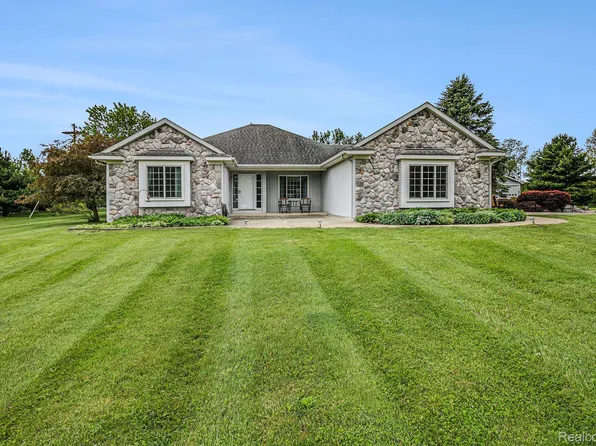 6268 Hazard Rd, Fenton, MI 48430