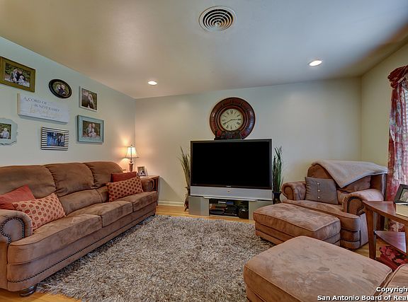 4th image of 5054 Stoneleigh Dr