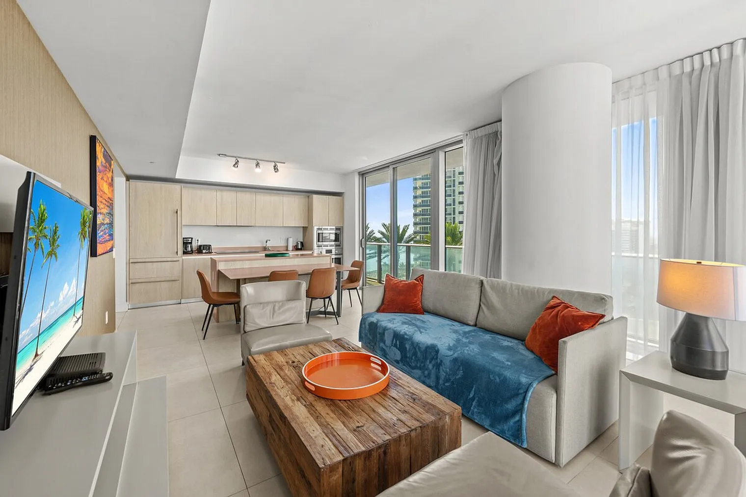 2 bed, 2.0 bath, 1001 sqft, $5,961 — Photo 2