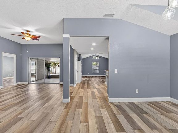 5th image of 305 Sand Ridge Dr
