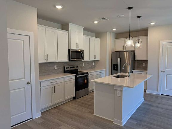 3rd image of 3927 Northbrook Dr