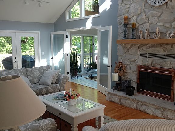 3rd image of 2212 Cambridge Dr