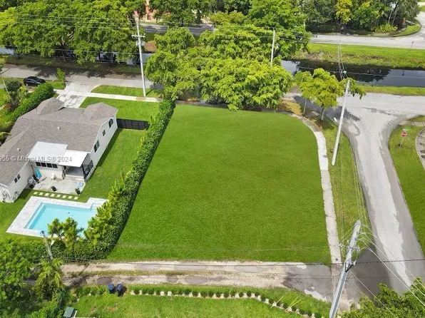 425 Esplanade Dr, Miami, FL 33166