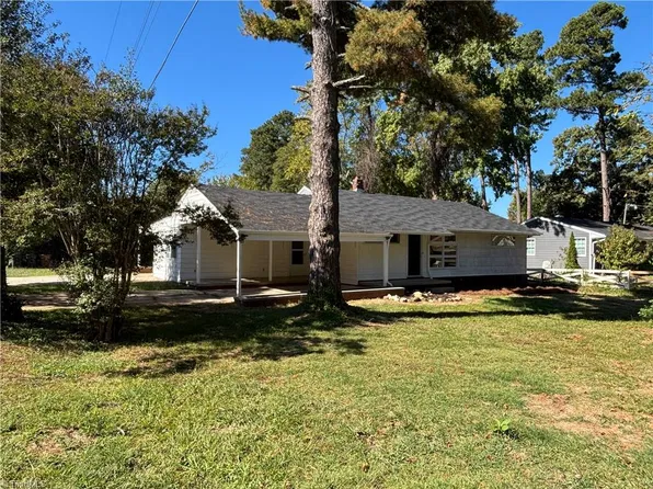 2614 Pinecroft Rd, Greensboro, NC 27407