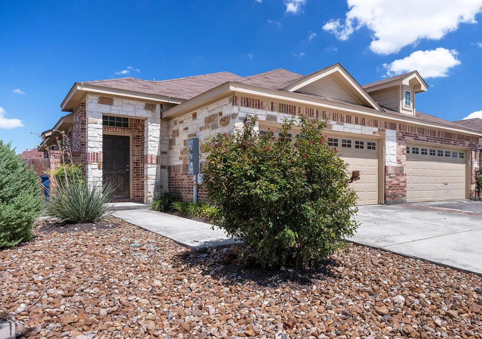 Beautiful 3 Bedroom Duplex Located in New Braunfels, Texas! — Photo 1