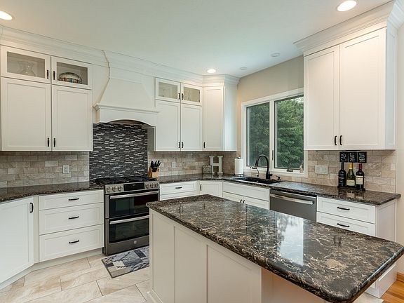 5th image of 11920 Mistral Ln