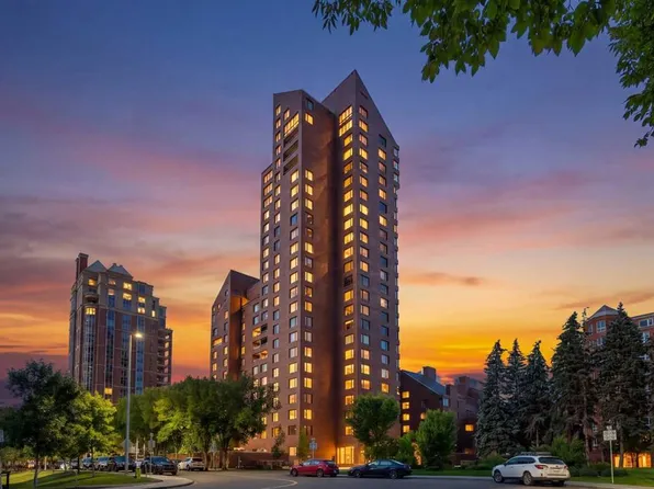 500 N Eau Claire Ave SW #1002E, Calgary, AB T2P 3R8