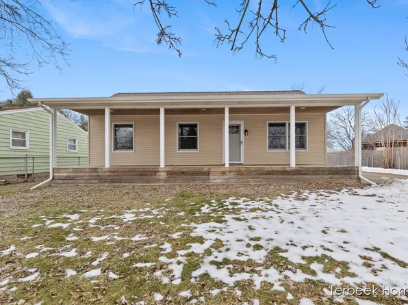 292 Jane Ellen Dr SE, Lowell, MI 49331