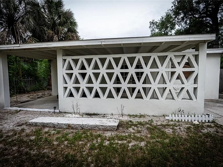 209 W Emily St — Photo 1