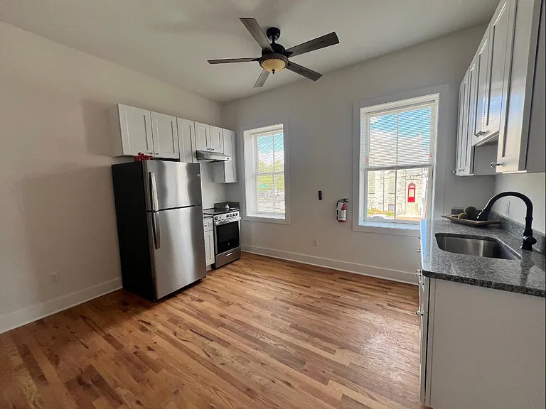 106 E Broad St — Photo 24