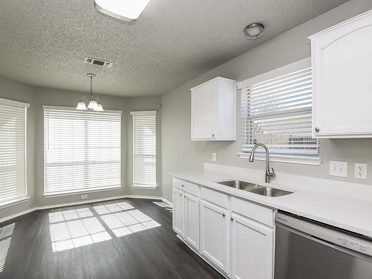 1121 Sandalwood Dr — Photo 6