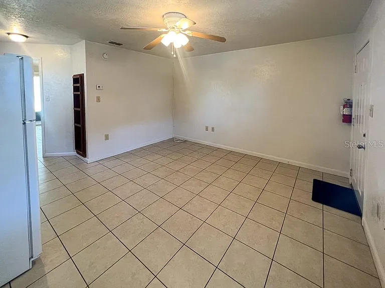1406 SW 18th Pl #2 — Photo 4
