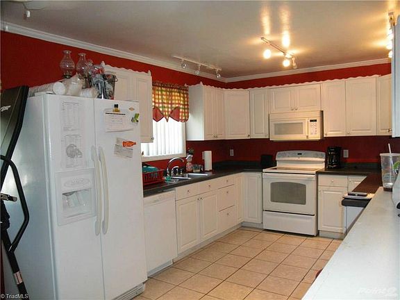 5473 crestwood kitchen