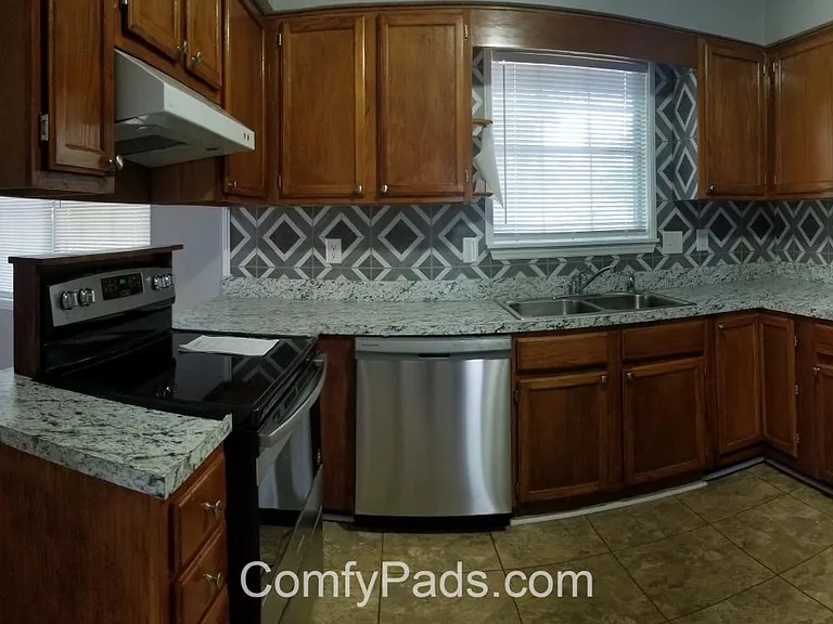 13602 Seastone Ln — Photo 2