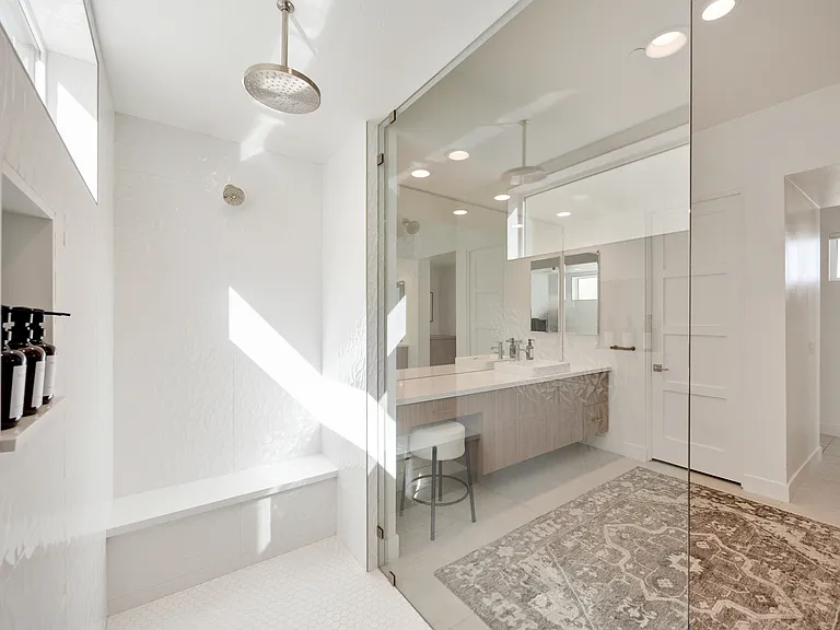 Master Suite 1 Bathroom