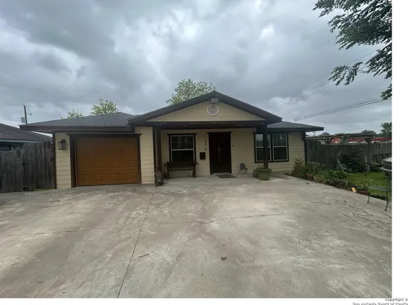 1924 Owens Avenue, Groves, TX 77619