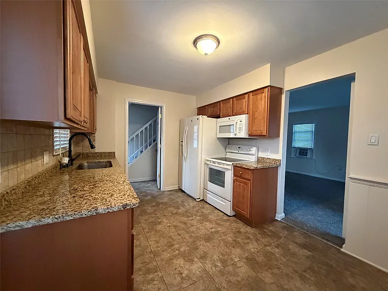 524 Manatee Ave — Photo 3