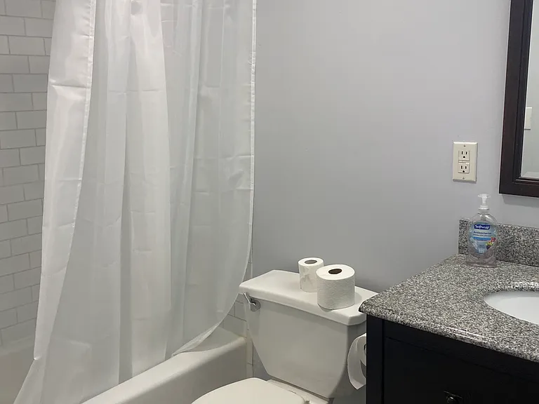 Bathroom with tub/shower