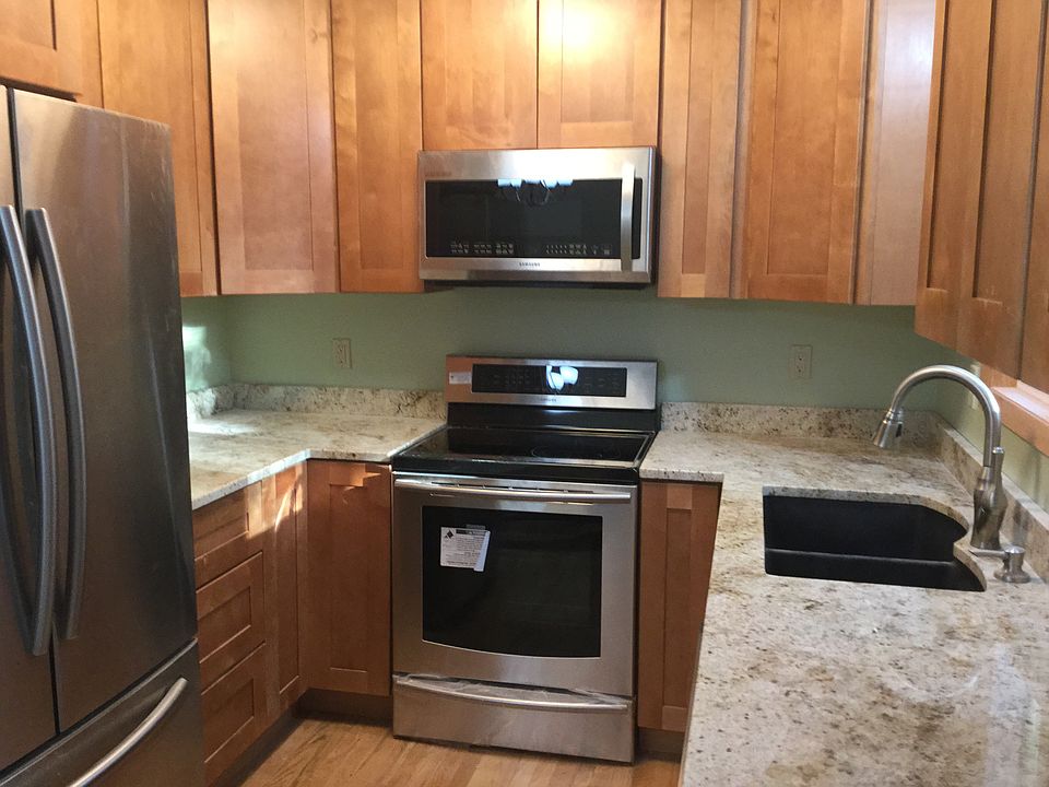 Great Kitchen w/ new stainless steel appliances