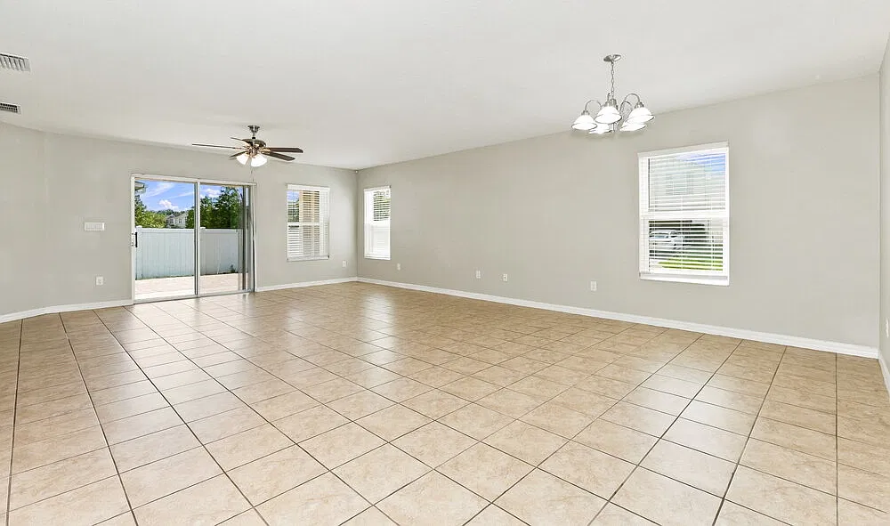 4 bed, 2.0 bath, 1993 sqft, $2,470 — Photo 4