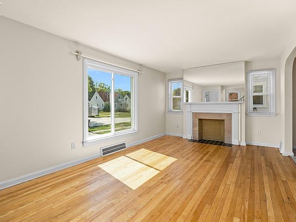 3rd image of 4424 Krueger Ave