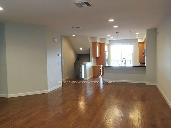 5th image of 594 De Guigne Dr