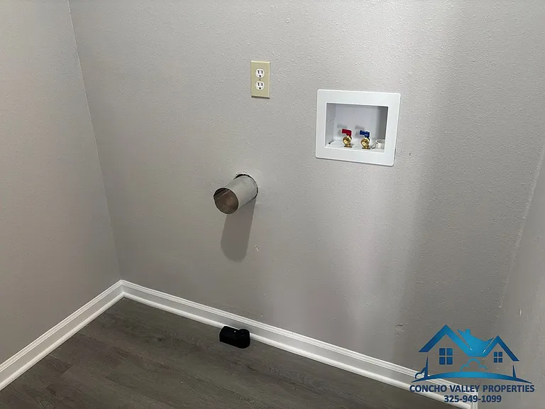 2406 Raney St — Photo 4