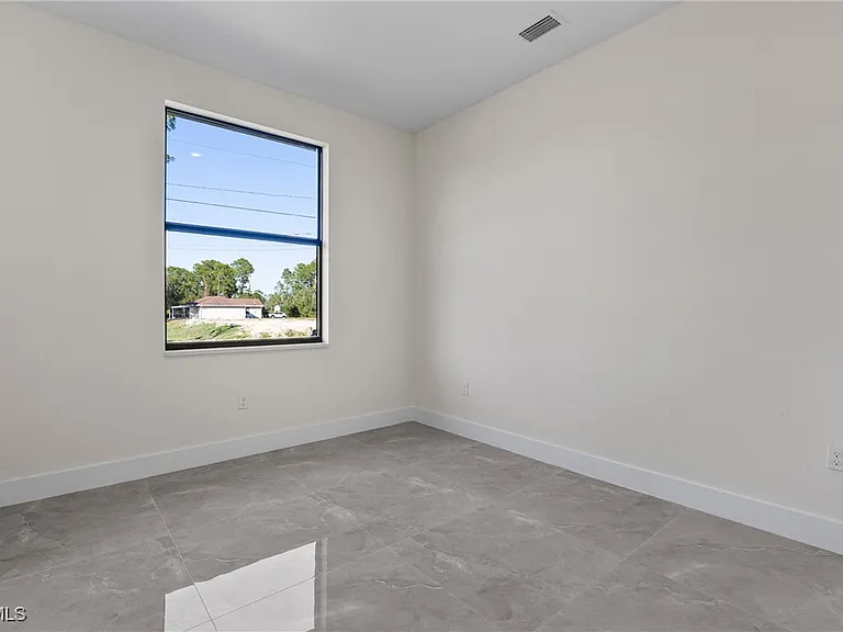1134 Cumming St E — Photo 21