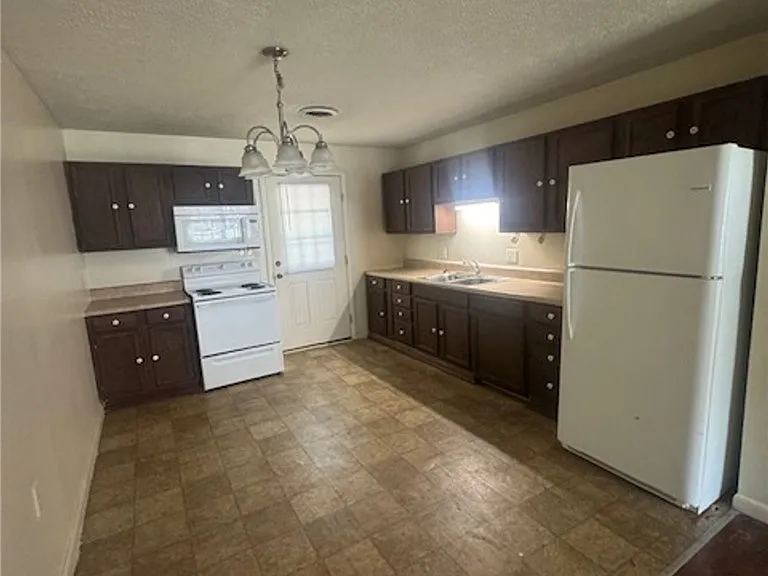 2303 Oak St #B — Photo 4