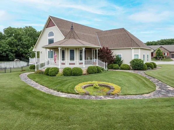 515 N Valley Creek Cir, Valley Center, KS 67147