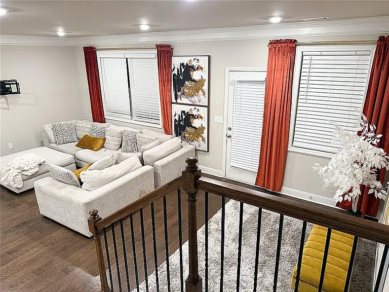 3 bed, 2.5 bath, 1989 sqft, $2,560 — Photo 3