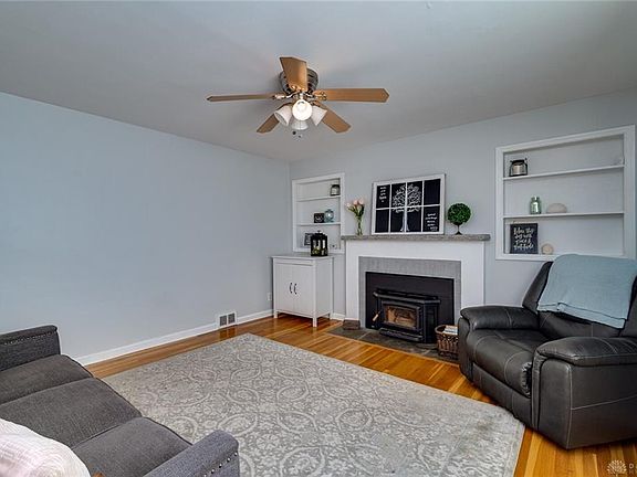3rd image of 105 Lakeview Dr