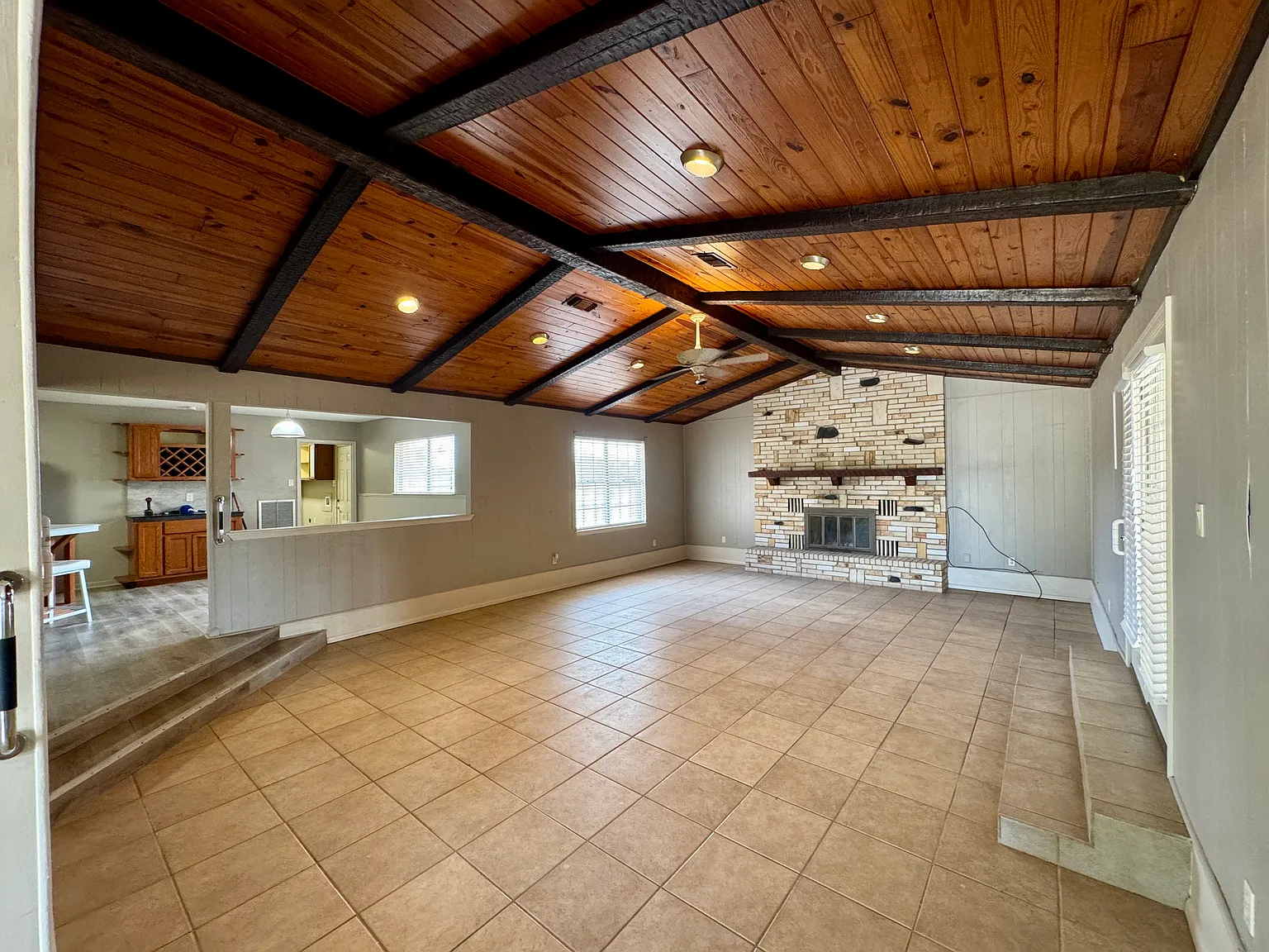 3 bed, 2.5 bath, 2902 sqft, $2,000 — Photo 4