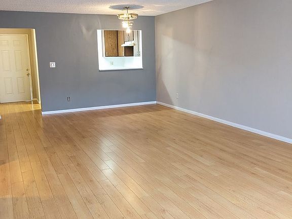 5th image of 1105 Melrose Ave #102