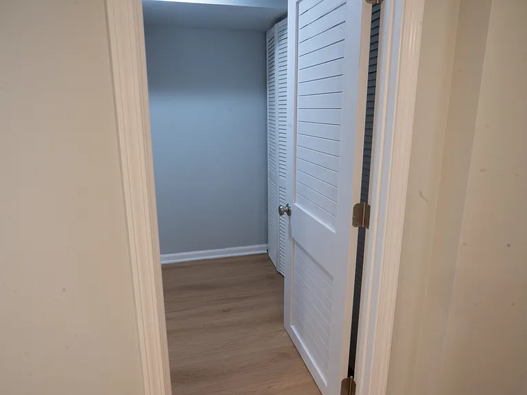 2115 W Berteau Ave #G — Photo 11