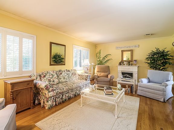 4th image of 20 Pea Pond Ln