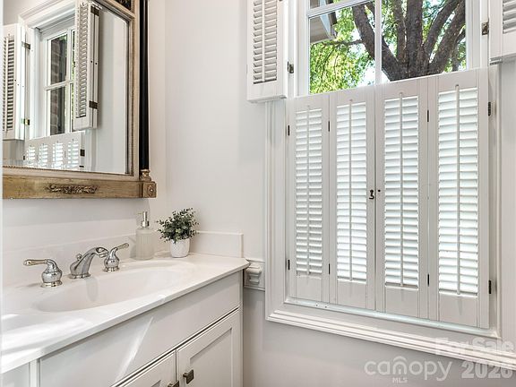 4th image of 221 Crownsgate Ct
