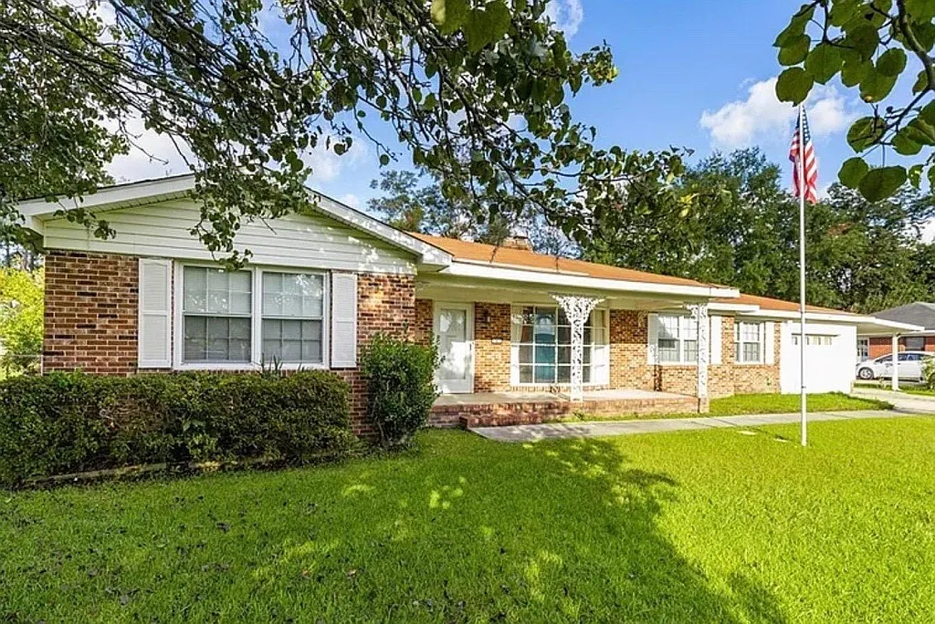 4 bed, 1858 sqft, $2,400 — Photo 1