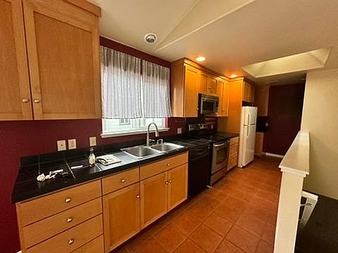 Kitchen with plenty of space, garbage disposal, dishwasher, cooktop, oven and refrigerator