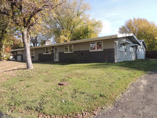 718 13th St, Clay Center, KS 67432