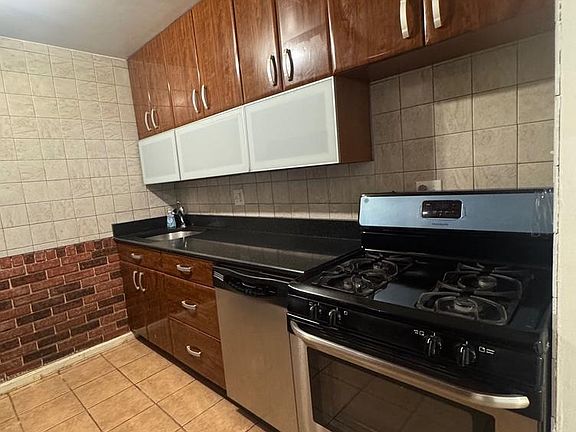 4th image of 7990 Lakecrest Dr