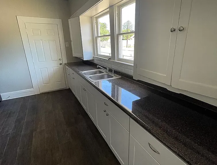 1521 Pine Ave — Photo 3